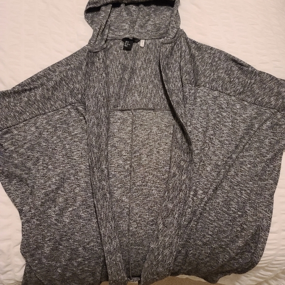 H&M SHORT SLEEVE GREY CARDIGAN WITH HOOD - Picture 2 of 4